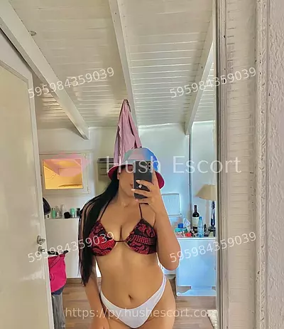 Morena tetona flaca con cabello largo,  